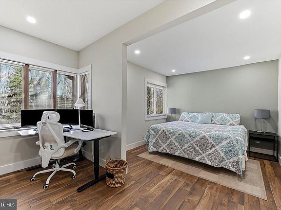 5th image of 310 Woodview Rd