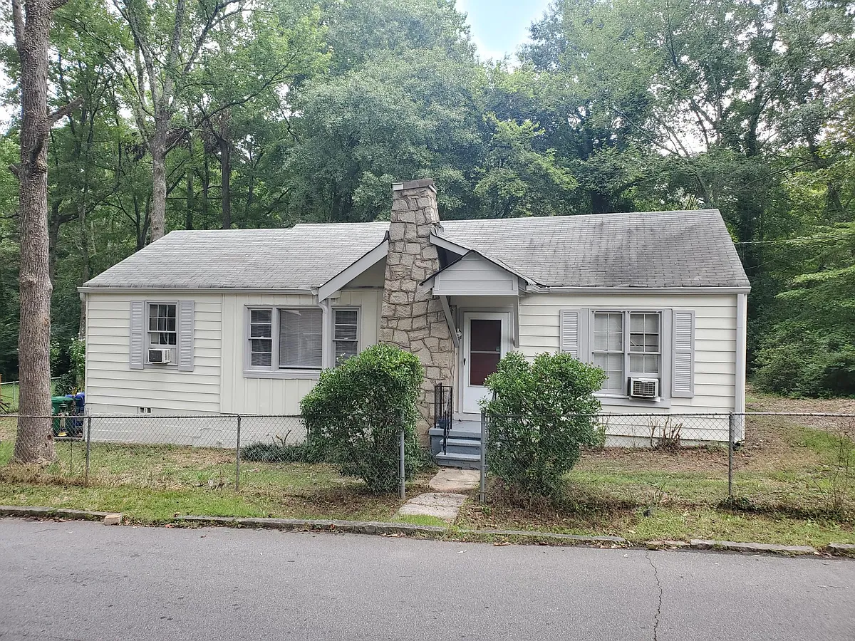 3 Bedroom cottage w/ off street parking - 475 Hemlock Dr