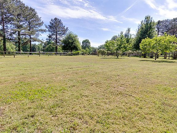 2nd image of 128 Tanbark Ln