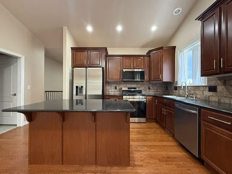 400 Sterling Dr — Photo 7