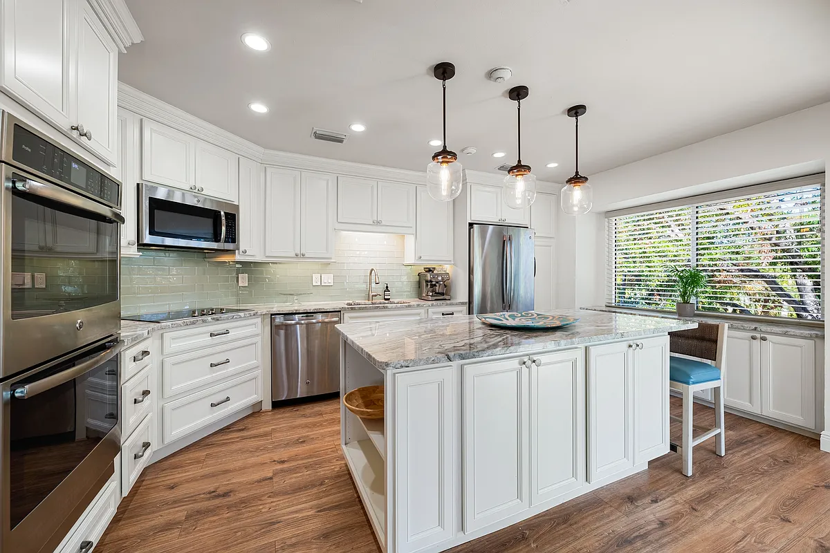 Building Photo - 858 Hudson Ave #1