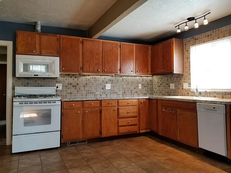 1658 Childs Ave — Photo 7