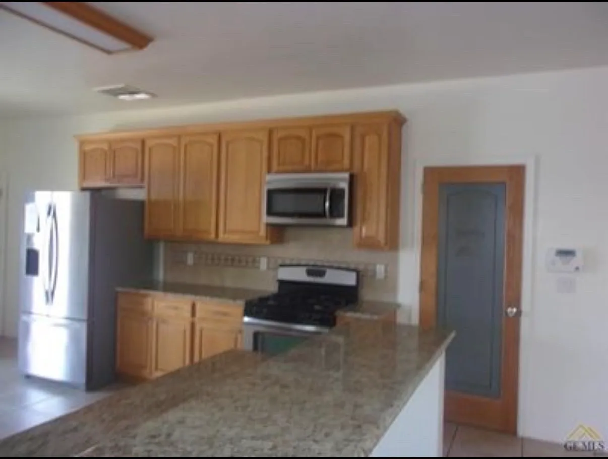 806 Pierce St — Photo 4