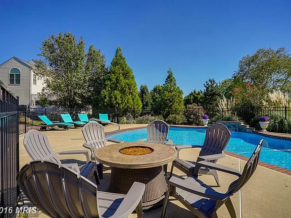 Beautiful Pool w/ fountain