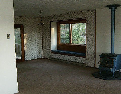 Bay window seat in dining area
