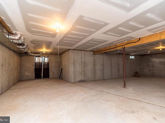 2nd image of 1082 Huntington Rd