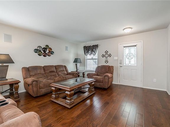 4th image of 2300 Gabriel Dr