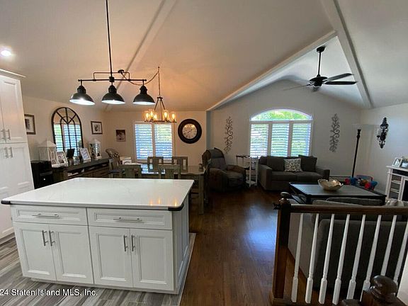 5th image of 386 Adelaide Ave #1