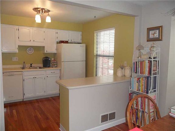 3rd image of 578 Thorncliffe Dr