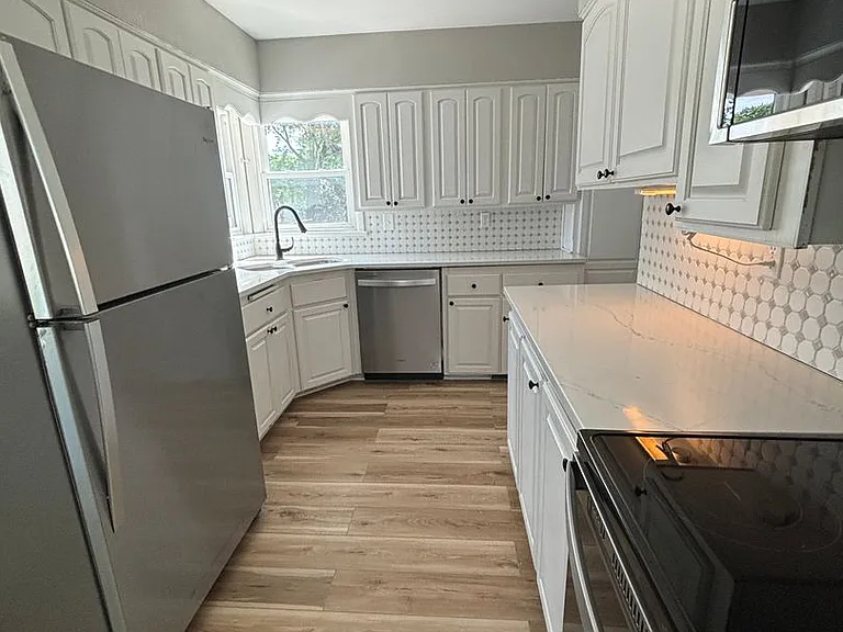 1651 W 11th St — Photo 1