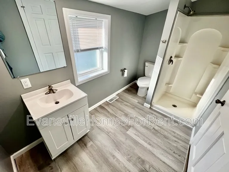 907 E Broadway St — Photo 10