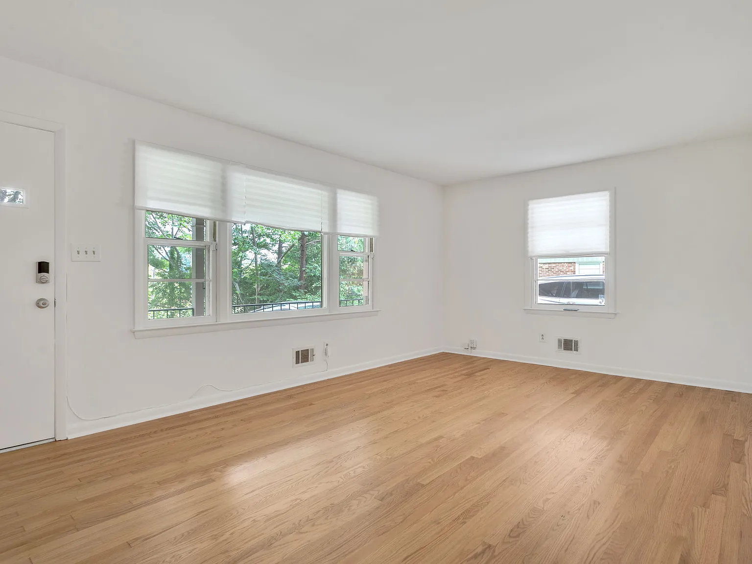 3 bed, 1344 sqft, $2,315 — Photo 3