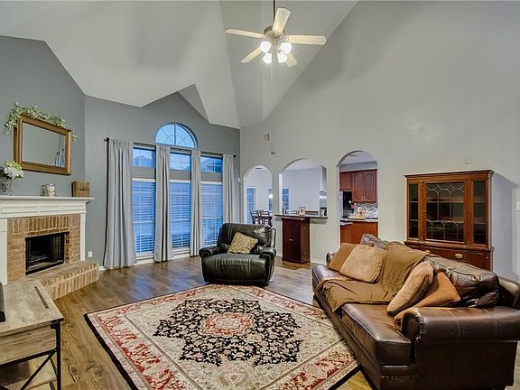5th image of 409 High Desert Dr
