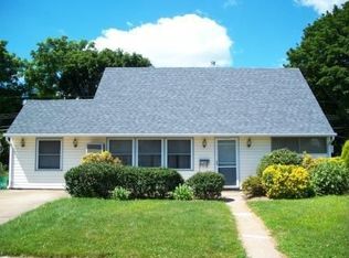71 Junewood Dr, Levittown, PA 19055