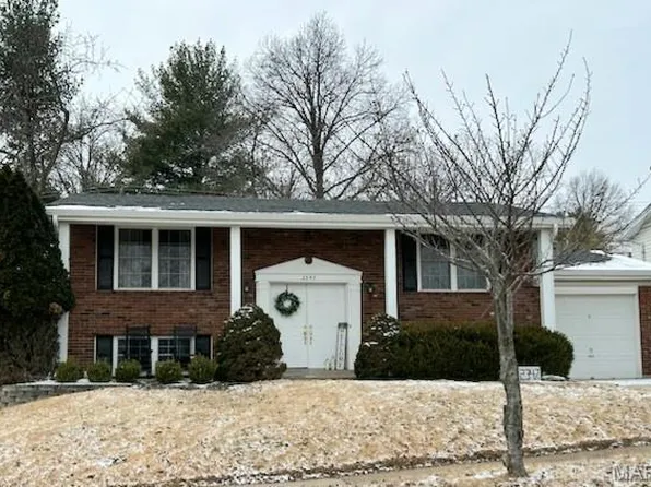 2347 Wesglen Estates Dr, Maryland Heights, MO 63043