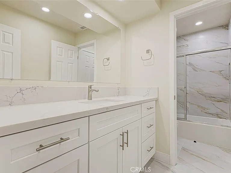 7409 Woodman Ave — Photo 29
