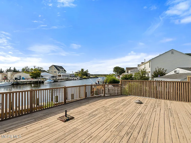 466 E Bay Ave — Photo 27