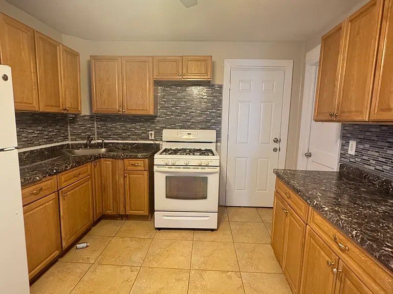 49 Caroline Ave #3 — Photo 7