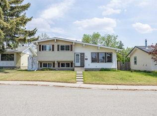 452 W Manora Way NE, Calgary, AB T2A4R4