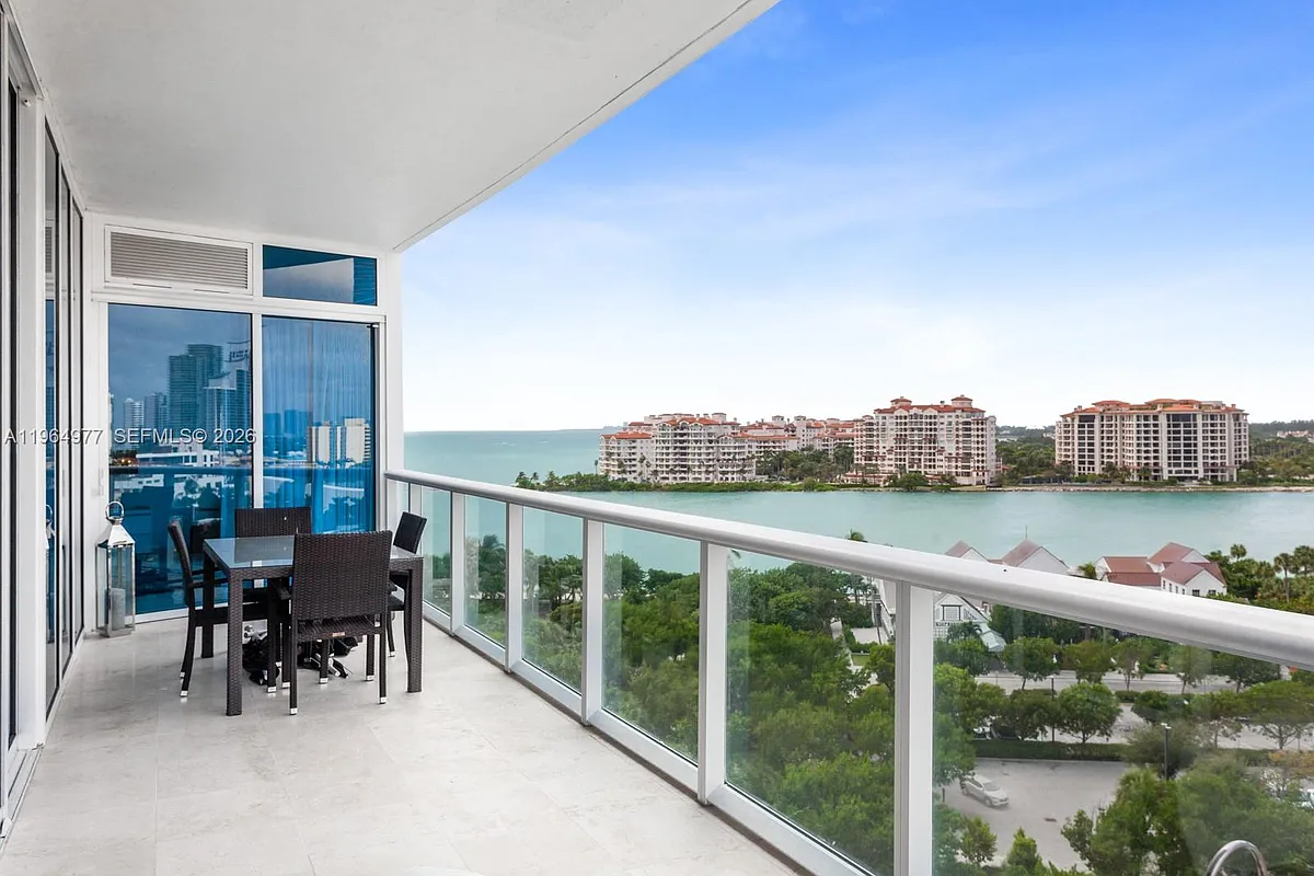 Building Photo - 100 S Pointe Dr #1001