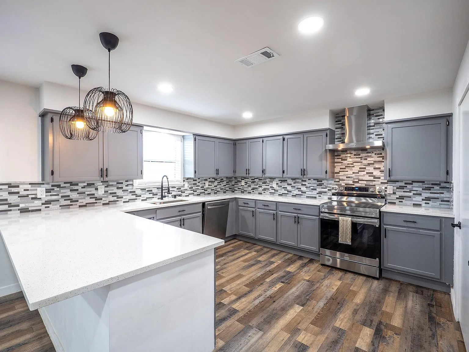 3 bed, 2.0 bath, 1683 sqft, $2,200 — Photo 1
