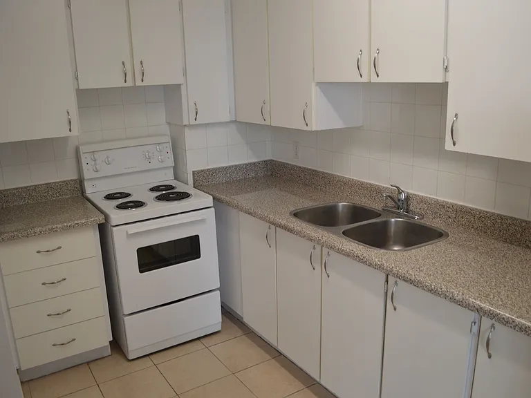 555 Sherbourne St — Photo 10