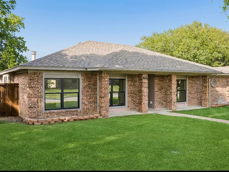 913 Filmore Dr — Photo 2