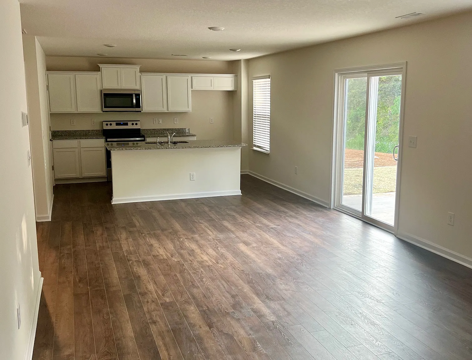 3 bed, 2.5 bath, 2160 sqft, $2,395 — Photo 3