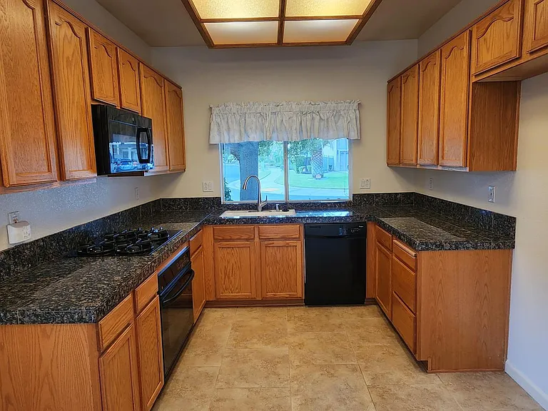 Kitchen w/dishwasher