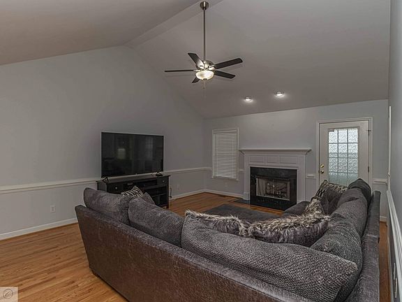 5th image of 606 Adler Ln
