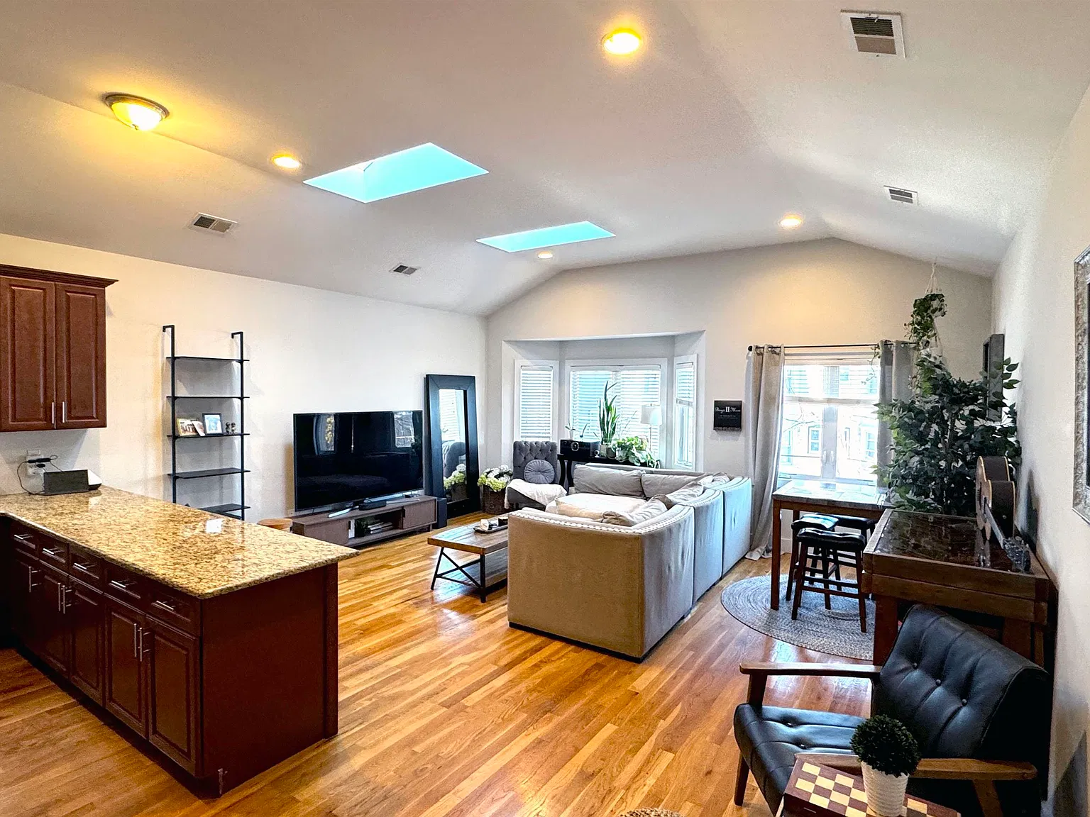 3 bed, 2.0 bath, 1300 sqft, $3,600 — Photo 3
