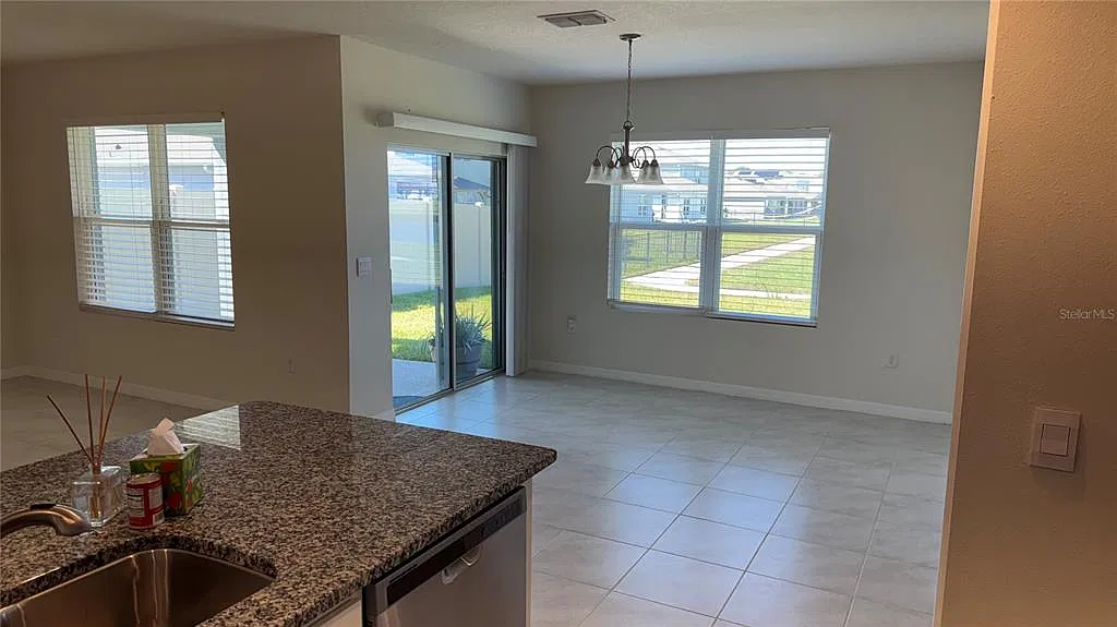 3 bed, 2.0 bath, 1676 sqft, $2,145 — Photo 4
