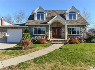 139 Woodoak Dr, Westbury, NY 11590