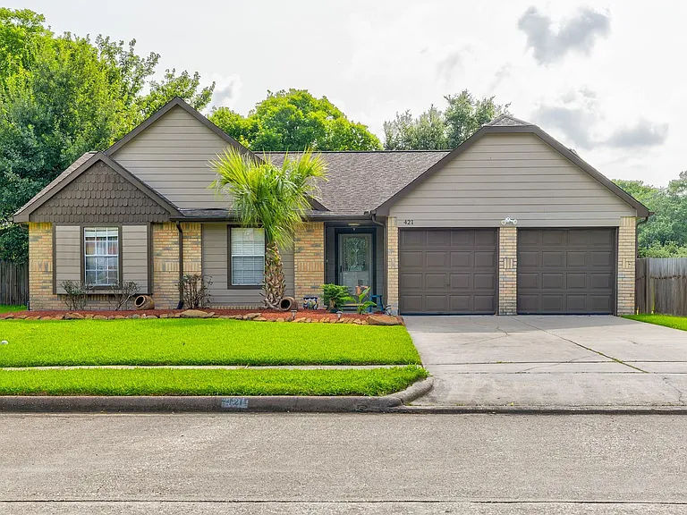 421 Indianmeadow Dr — Photo 1