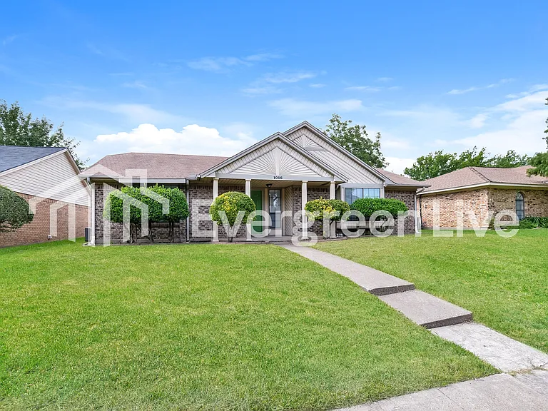 1016 Hunters Glen Dr — Photo 2