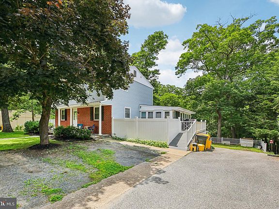 4th image of 884 Oakdale Cir
