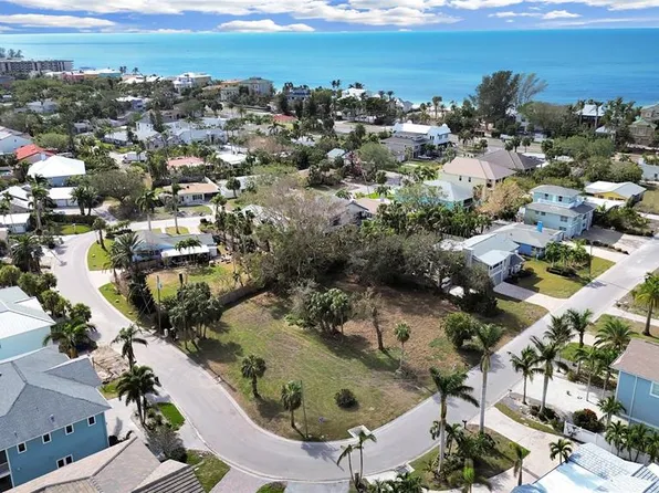 116 6th St, Belleair Beach, FL 33786