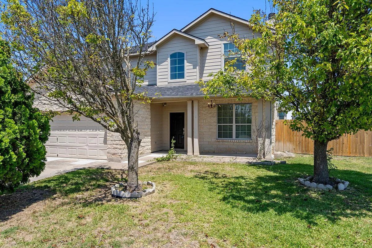4 bed, 2.5 bath, 2423 sqft, $2,500 — Photo 3