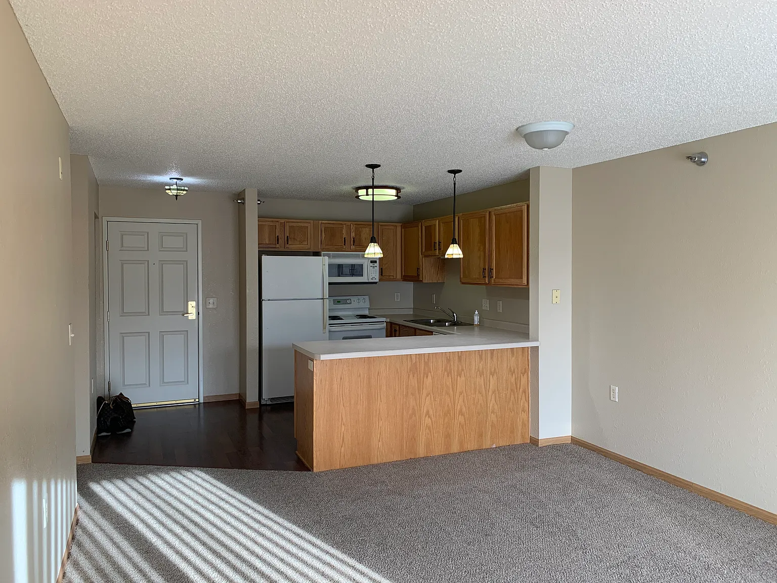 1321 Lake Dr — Photo 2