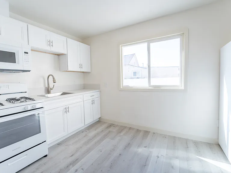 235 Civic Center Dr #6 — Photo 3