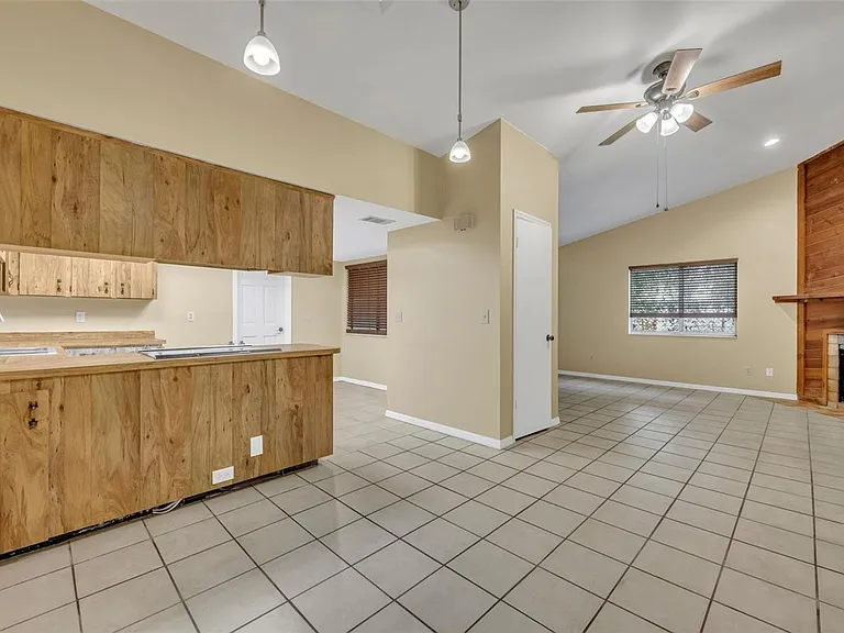 932 Robinhood Ct — Photo 5