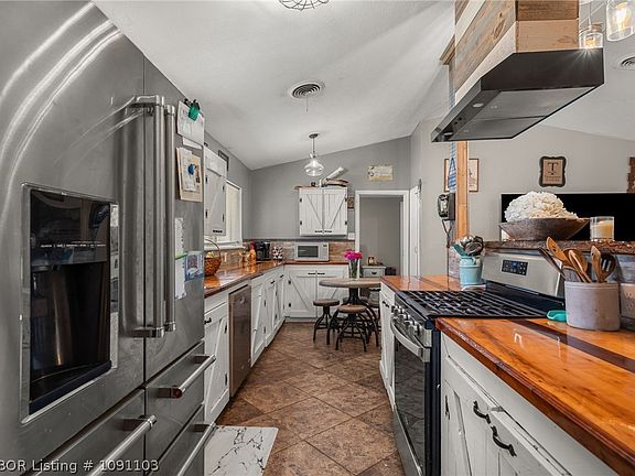 5th image of 203 Amherst Cir