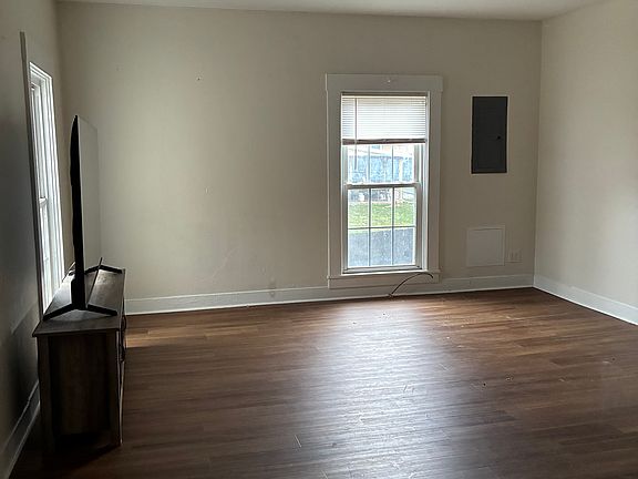 3rd image of 142 E Walnut St Suite 3