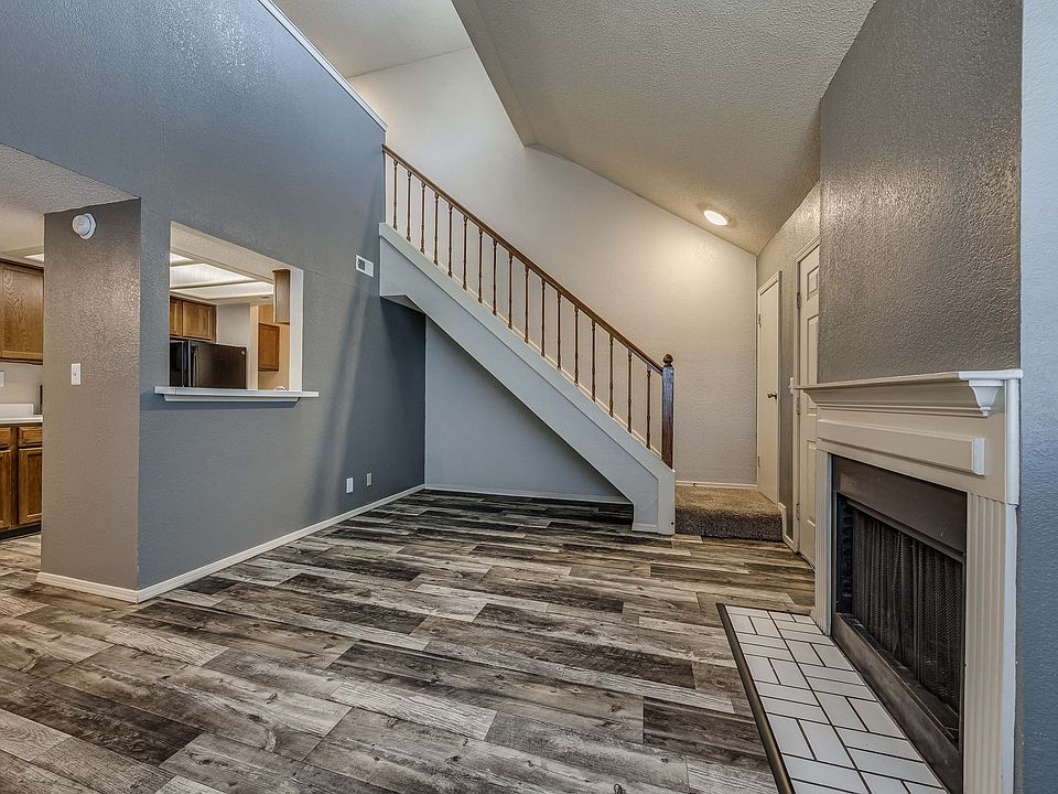 Lexington Commons - Living Room & Fireplace