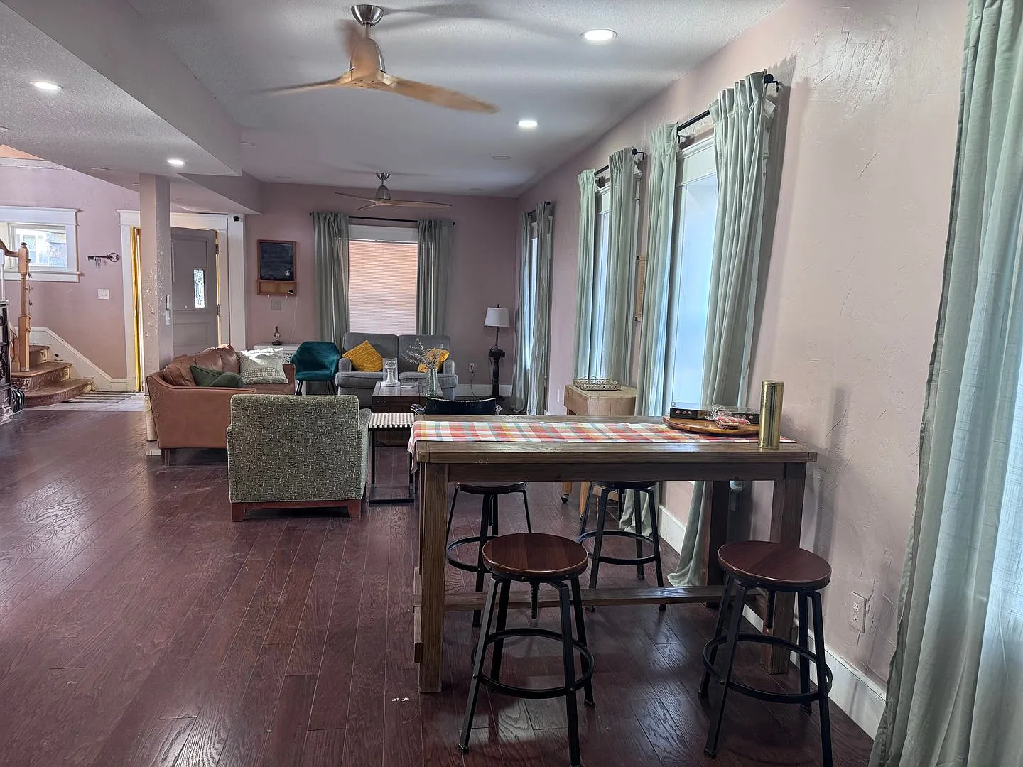 Spacious Four Bedroom Home in Kansas City — Photo 2