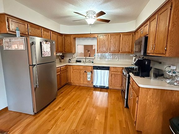 3rd image of 804 Deerpath Ln