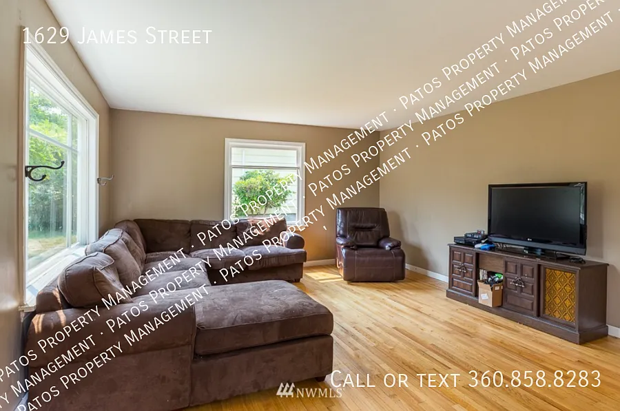 Live 5-Minutes from WWU Roommate-Friendly Home Near Downtown Bellingham — Photo 3