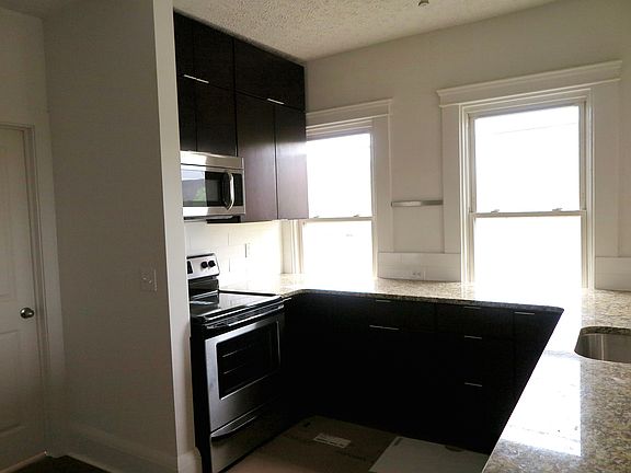 3rd image of 2836 Franklin Blvd APT 305