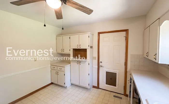 1407 Cloverdale Cir — Photo 4
