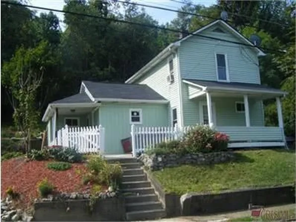 445 E Jackson St, Lowellville, OH 44436